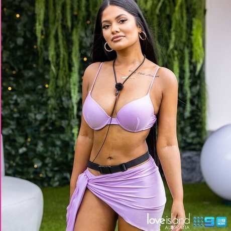 Ari Kumar pretty model pic