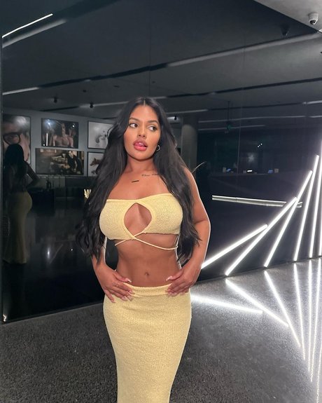 Ari Kumar model sexy picture