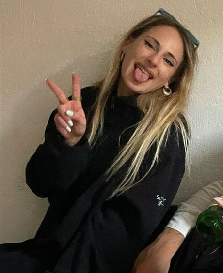 Sophia Zisi model art galleries