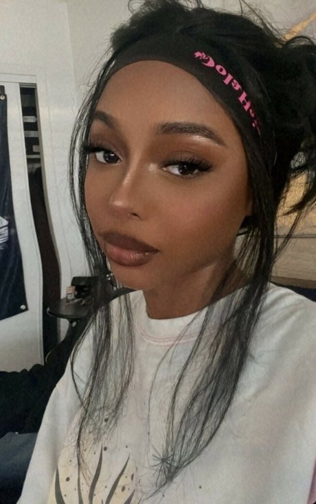 Rave Vanias xxx model picture