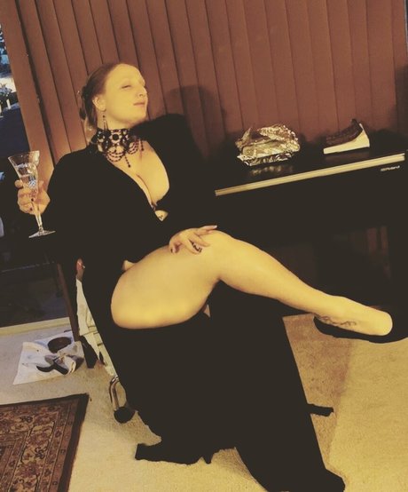 BordeauxBlack naked model picture