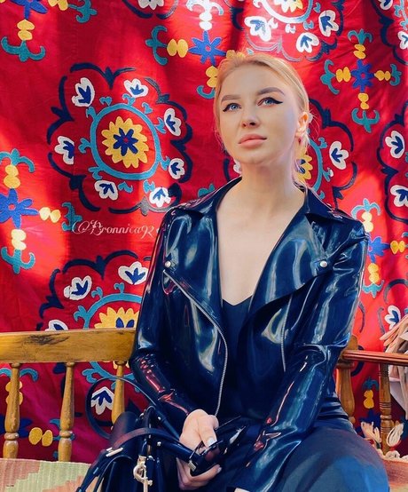 Bronnica pornographic model photo