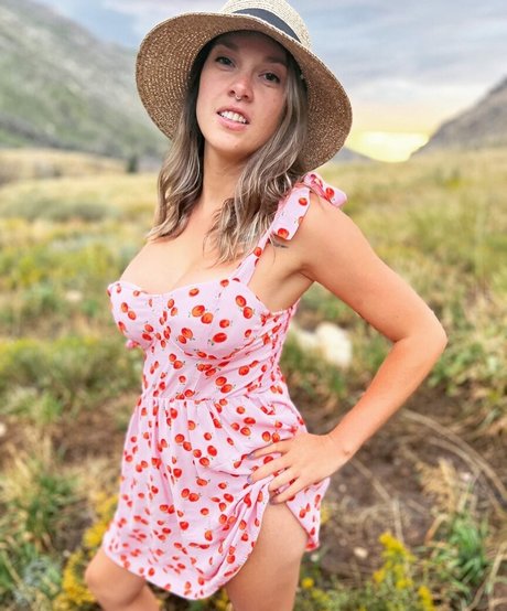 SortaSweetWin pornstar nude images