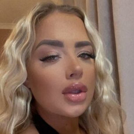 Leoni Tongue beautiful model photo