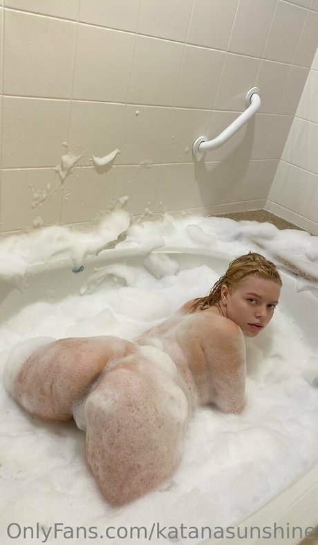 katanasunshine nude model photo