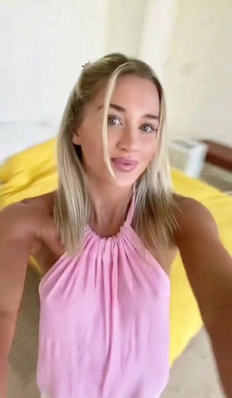 Lily Bowman sexy star pic