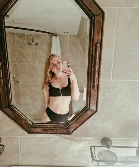 Olivia Tucker naked pornstar pics