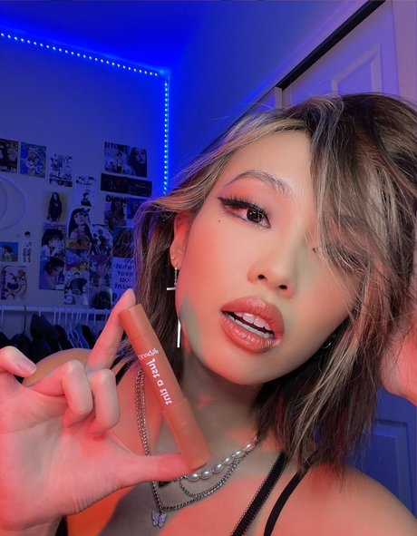 Chael dot free star image