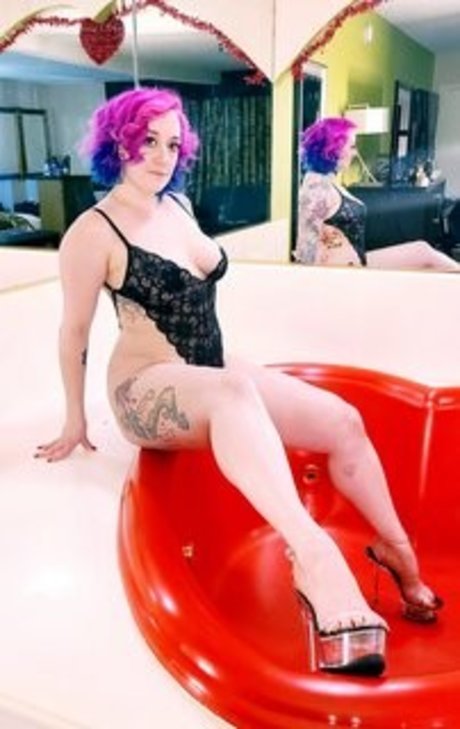 CharlotteAxes model naked images