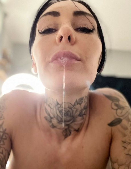 CarmenDivine pretty actress pictures