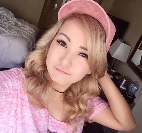 Reina Scully art star image