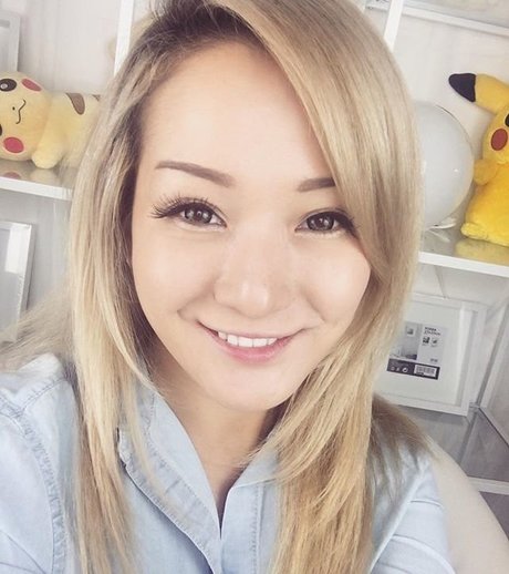 Reina Scully hot star photo