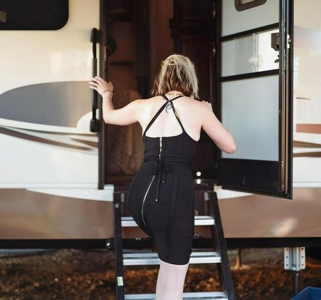 WomenMetal model free pics