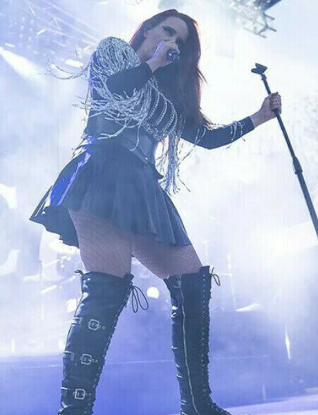 WomenMetal hot model photo