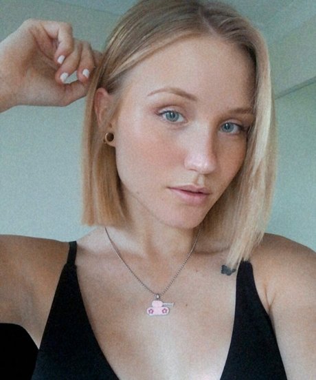 QAEKZ model nudes picture