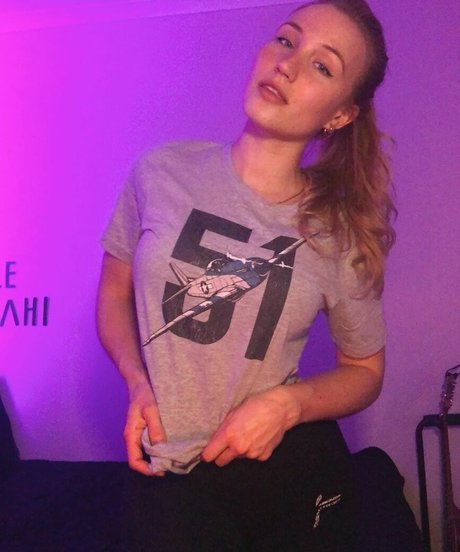 QAEKZ pornographic star image