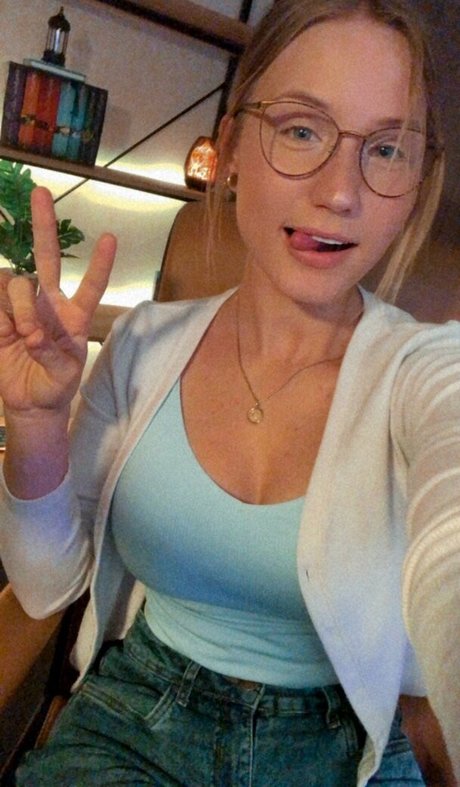 QAEKZ high quality pornstar images