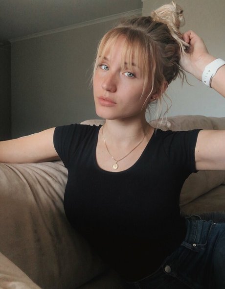 QAEKZ hot actress pic