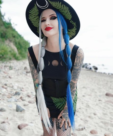 BlueAstrid model nude photo