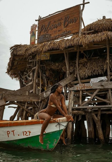 Misskellykel model naked pic