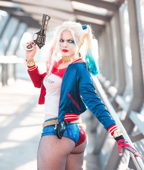 Infamousbylaura star top picture