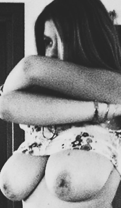 St4ups exclusive model image