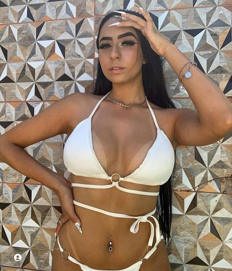 Karine Monteiro sexy model image