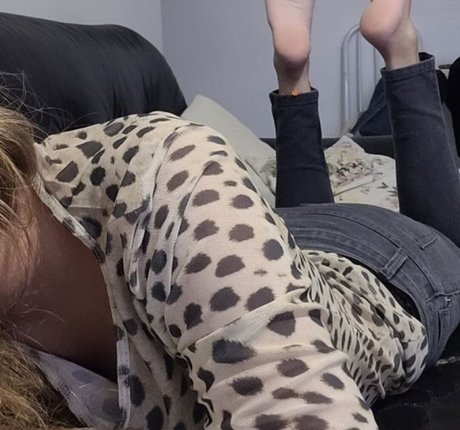 Anna Cute Feet sexy model img