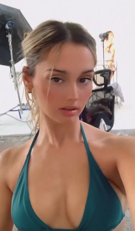 Cande Simoneit naked star image