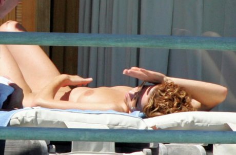 Natasha Kaplinsky pretty model pics