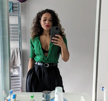 Moya Lothian McLean hd star pic