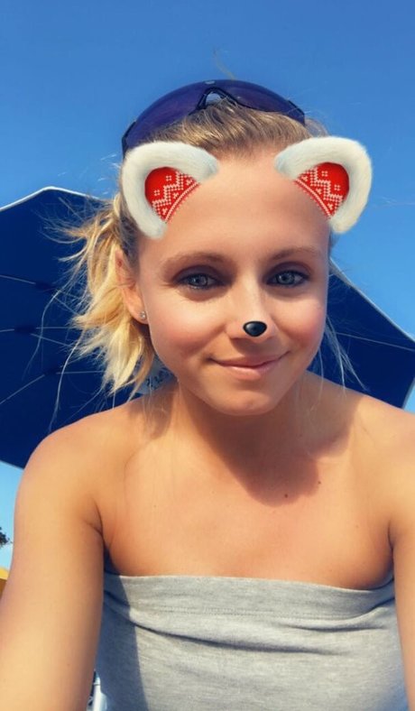 Julia Simic star hot image