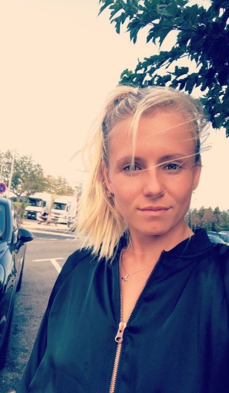 Julia Simic beautiful model images