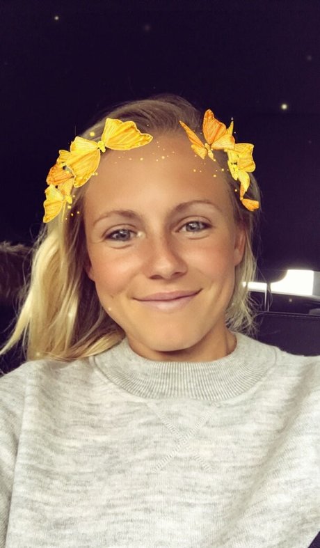 Julia Simic model art pic