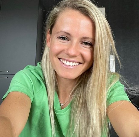 Julia Simic star free picture