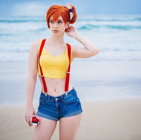 Elfvie model hot pics