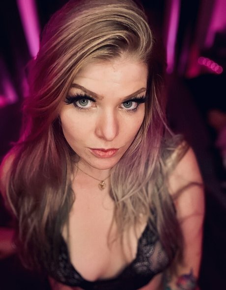 Daisyxdee xxx model gallery