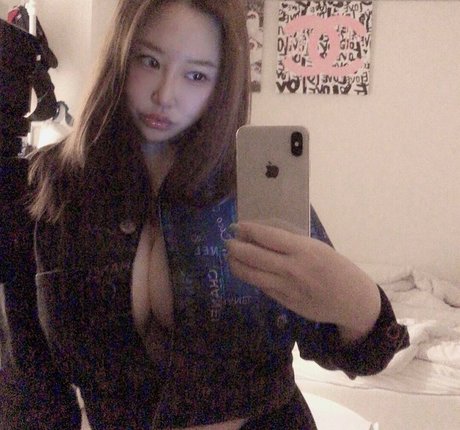 Uelee adult star image