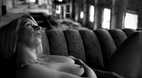 Amanda Busty top model gallery