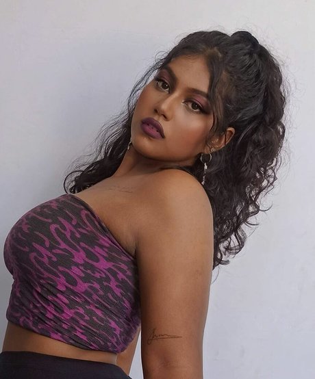 keepinitnejm naked actress photos