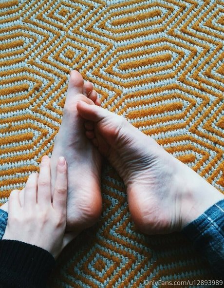 Ellbat model nude photo