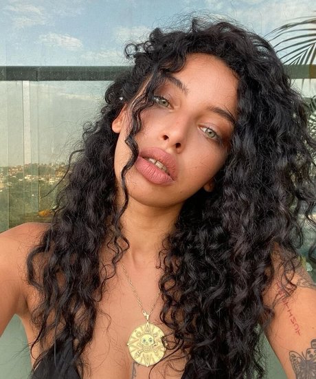 Sara Benamara model top photo