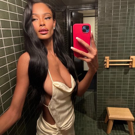 Vinetria model erotic pics