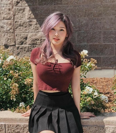 YoonHyoonAikuros pornstar hd img