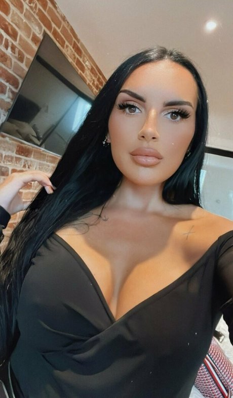 Elladxs model best picture