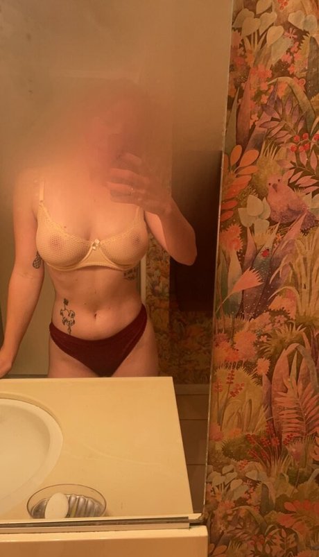 Robynator23 naked model image