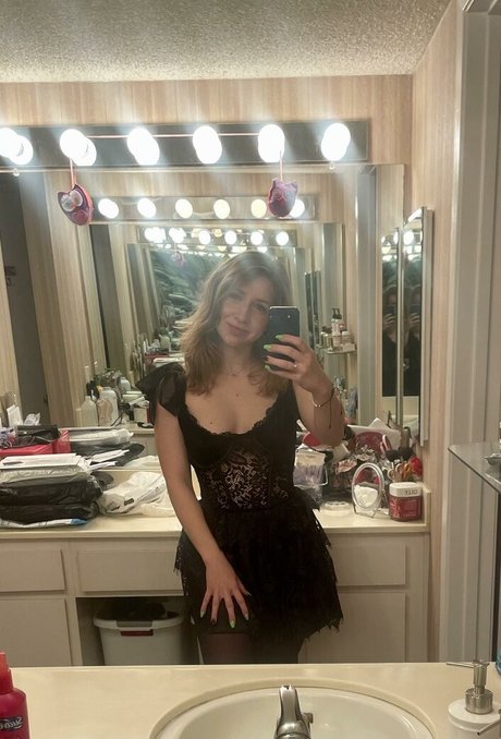 Robynator23 model pornographic pic