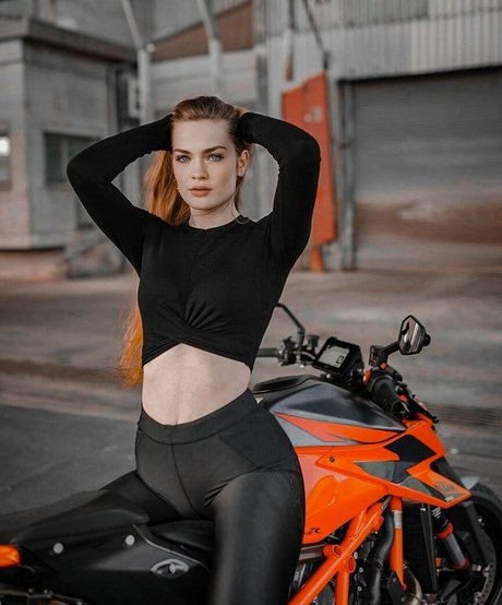 Aufzweireifen adult star photo