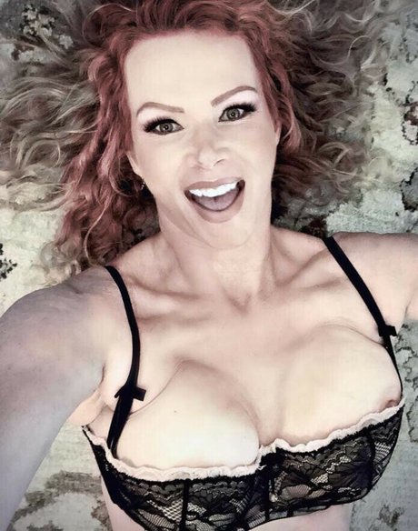 Butterflyshelbz model top img