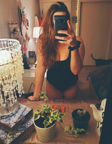 Junescleavage nudes star picture